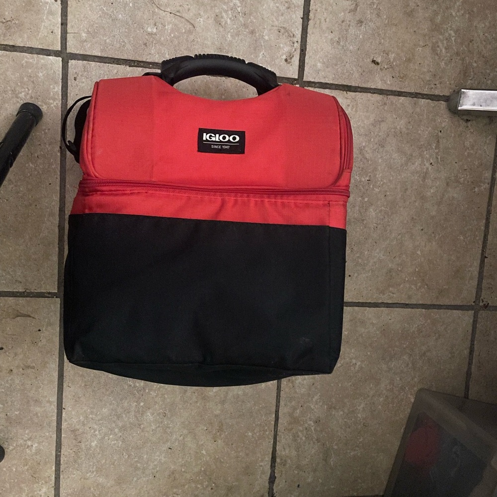 Igloo MaxCold Evergreen Gripper Cooler –9 To 16 Cans red /black Shoulder Trap